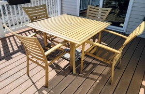 lot 78 image: Painted Metal Patio Set