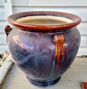 lot 82 image: Large Ceramic Planter