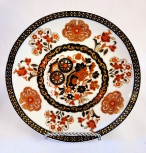 lot 63 image: Japanese Gold Kabuki Plate and Vase