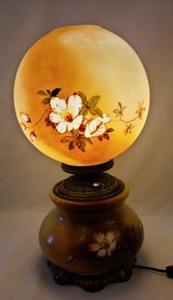 lot 69 image: Vintage Gone With The Wind Style Globe Lamp