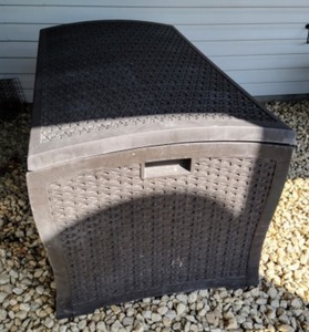 lot 88 image: Large Suncast Plastic Outdoor Storage Box