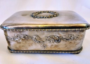 lot 137 image: Two Pretty Trinket Boxes