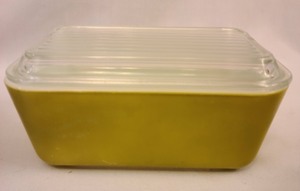 lot 140 image: Pyrex Covered Dishes