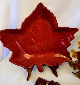 lot 144 image: Variety of Decorative Leaf Plates