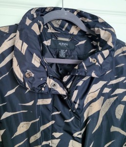 lot 181 image: Alfani Print Raincoat