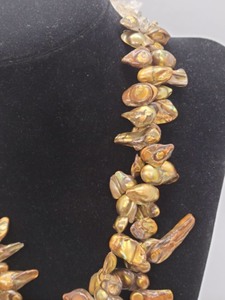 lot 195 image: Gold Stone Mother of Pearl Beaded Necklace