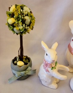 lot 209 image: Fun Easter Decor