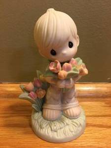 lot 321 image: 3 Precious Moments figures