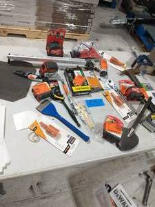 lot 23 image: BOX OF MIXED ITEMS