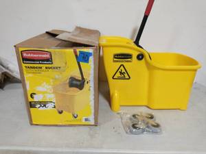 lot 70 image: RUBBERMAID 31 Qt. Tandem Mop Bucket