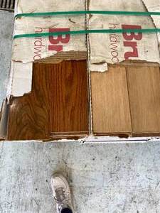 lot 100 image: BRUCE Plano Oak Gunstock 34 in. Thick x 5 in. Wide x Varying Length Solid Hardwood Flooring (376 sq. ft.  pallet)