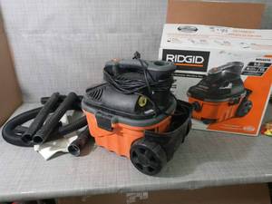 4 Gal. 5.0-Peak HP Portable WetDry Shop Vacuum with Filter, Hose and Accessories by RIDGID- used  - SEE PICTURES
