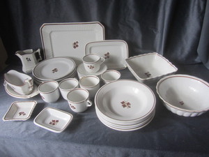 lot 54 image: Meakin ironstone Tea Leaf...