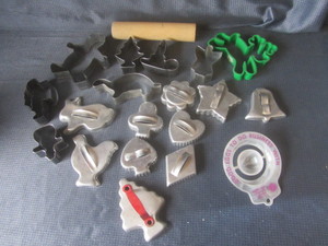 lot 63 image: Cookie cutters with vintage...