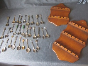 lot 71 image: Collector spoons & holder, 31 spoon...