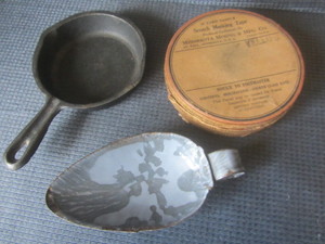lot 77 image: Grey enamel scoop, cast ashtray, MN...