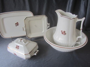 lot 78 image: Meakin pitcher & bowl, Wedgwood cas...