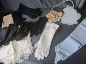 lot 79 image: Vintage crocheted purse, glovelets,...