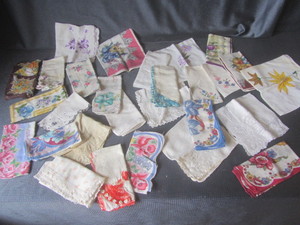 lot 80 image: Vintage ladies hankies...