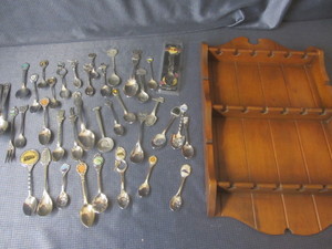 lot 92 image: Collector souvenir spoons, 40 USA w...
