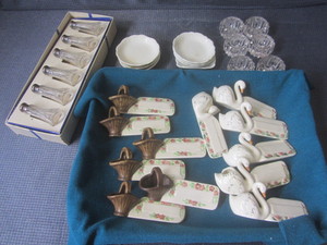 lot 100 image: Ceramic name cards with basket (6),...
