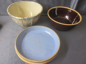 lot 102 image: Spongeware paneled 9 bowl, brown s...