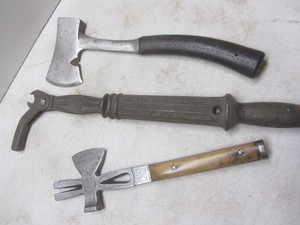 lot 116 image: Hatchet, Bridgeport #56 nail puller...