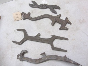 lot 129 image: Alcron Brass Co #10 multi tool, sin...