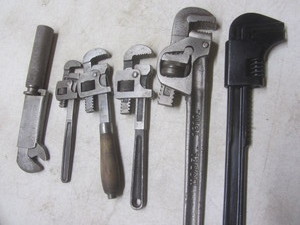 lot 130 image: Vintage wrenches with Ford, Pexto, ...