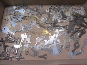 lot 177 image: Keys cabinet, sewing machine, padl...