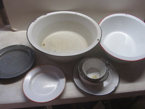 lot 255 image: Vintage enamelware oval white  re...