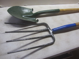 lot 266 image: Garden fork, shovel...