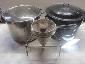 lot 280 image: Blue enamel canner - jar rack, soup...