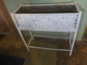 lot 305 image: Vintage wicker plant stand, 27.5x1...