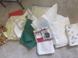 lot 47 image: Tablecloths, rectangle, cloth napki...