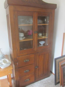 lot 2 image: Hutch - spoon carved, 40Wx17Dx75...