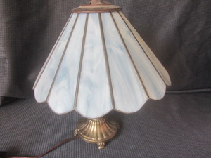 lot 27 image: Leaded glass shade on night light...