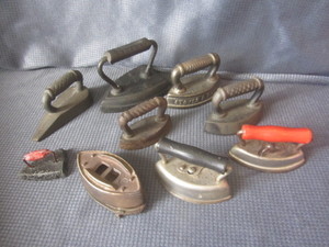 lot 30 image: Sad irons, mini Dover...