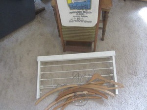 lot 31 image: Washboard, expandable drying rack, ...