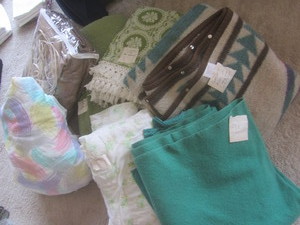 lot 50 image: Blankets, queen comforter, comforte...