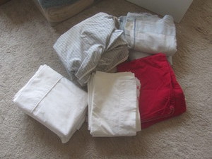 lot 49 image: Sheets, queen, full, twin, nine pil...