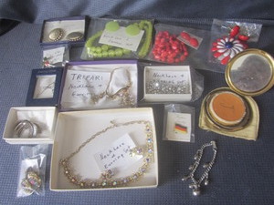 lot 39 image: Costume jewelry Trifari, ring  ea...