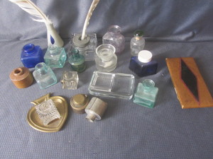 lot 309 image: Ink wells Williamsburg, glass, cob...