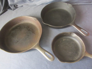 lot 321 image: Cast iron fry pans Wagnerware 10.5...