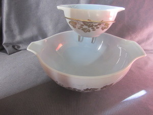 lot 324 image: Pyrex chip & dip 444 4qt and 411 1-...