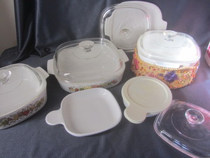lot 326 image: Corning 2qt, 3qt, extra covers...