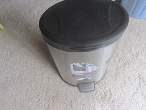 lot 334 image: Step on trash can, 3 gallon...