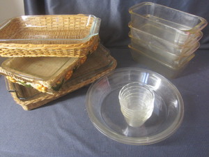 lot 349 image: Glass baking dishes two 7x11, one ...