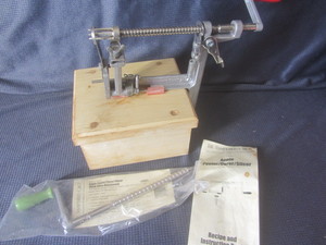 lot 364 image: Pampered Chef apple corer peeler in...