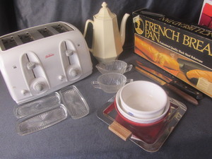 lot 372 image: Sunbeam 4 slice toaster, French bre...